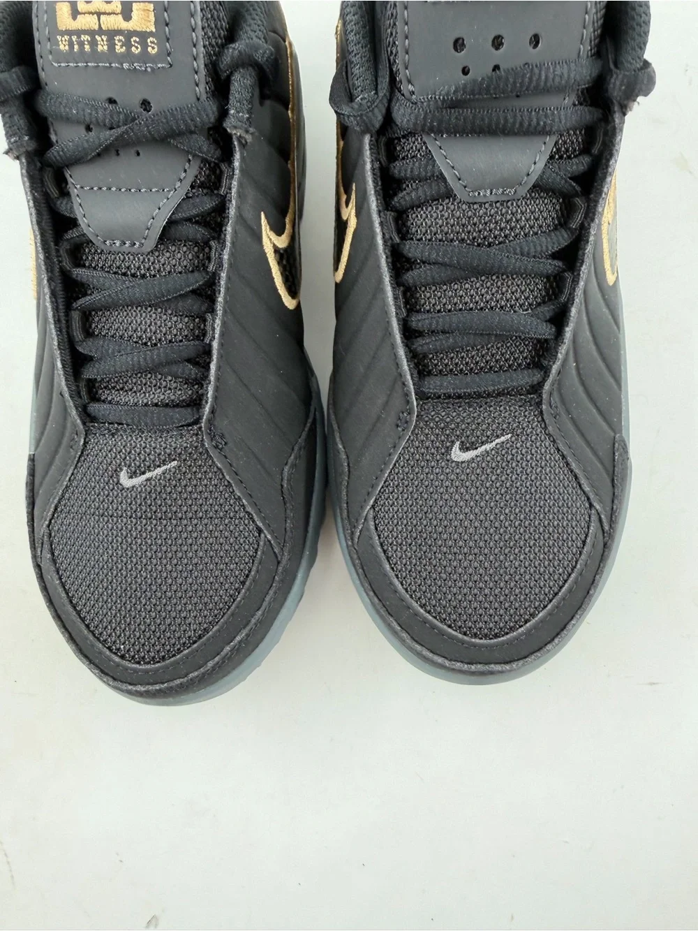 Nike Kid’s LeBron Witness 9 GS -SZ 3 Y- Black Gold Basketball Shoes Sneaker